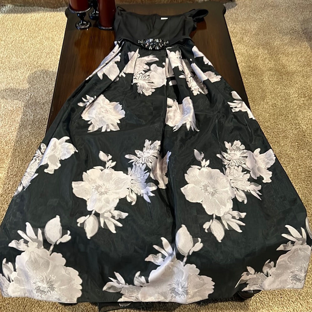 *Last call!* Eliza J Floor-Length Formal Dress Size 6